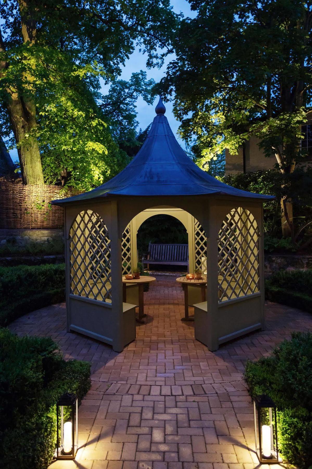 Old Parsonage Hotel Oxford Eksteriør billede The gazebo at night